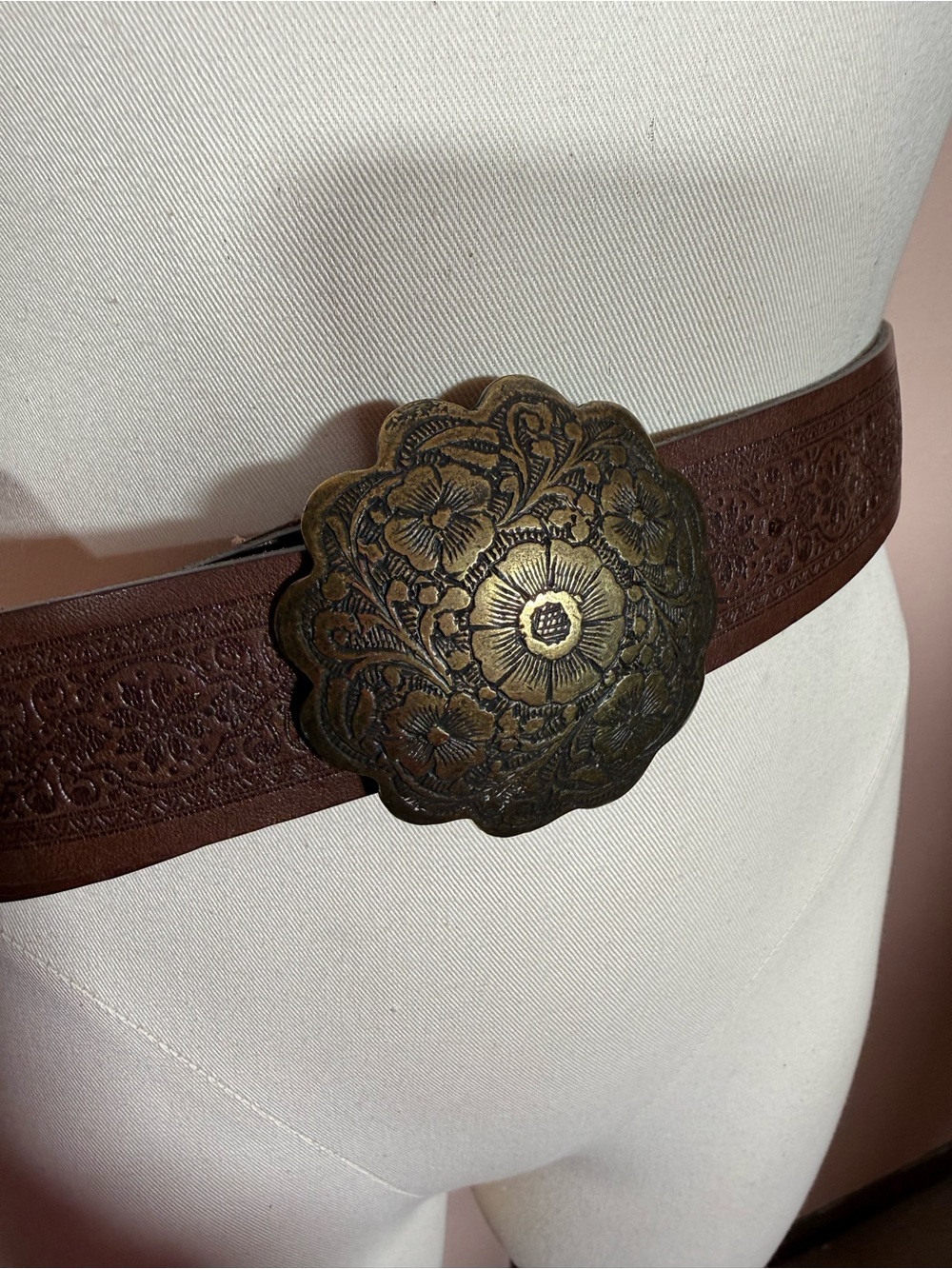 Garnet hill southwestern tooled leather oversized brass flower buckle belt - Picture 6 of 16